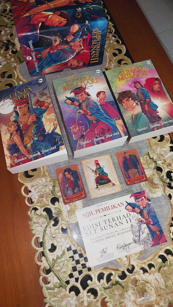 Set Sunan 2 in da houseee!! 

Tengoklah tu, acrylic standee tu kita dapat abe Sunan a.k.a Saifudin 😍😍

Macam ni ke perasaan bila kita suka dekat "fictional man" tu? 🙈

<a href="/BukuPrima/">Buku Prima</a> <a href="/karangkrafesque/">Karangkrafesque Reading Challenge</a>