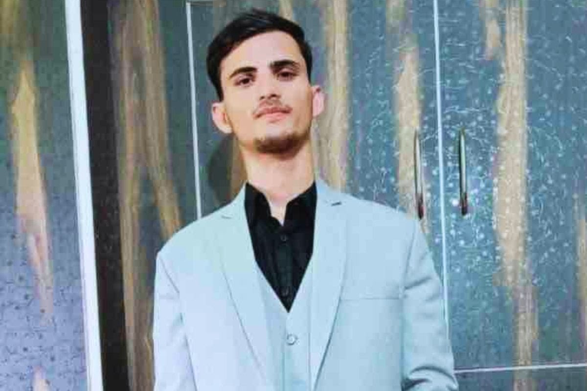 azizkavish's tweet image. ये टॉपर स्टूडेंट आसिफ कमर है

आईआईटी खड़गपुर में सिविल इंजीनियरिंग के तृतीय वर्ष आसिफ बिहार के रहने वाले थे

आसिफ ने आखिरी बार रात करीब 12 बजे अपनी मां से फोन पर बात की थी। उन्होंने मां को बताया कि वह कैंटीन जा रहे हैं। इसके बाद फोन कट गया।
आसिफ एकदम ठीक थे और फिर...

दूसरे दिन…