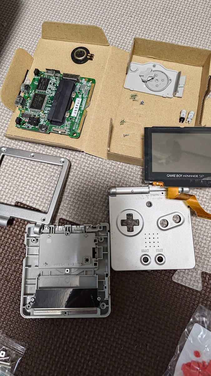 yammysource's tweet photo. ゲームボーイアドバンスSPを分解しております… https://t.co/qK35tjhtH5