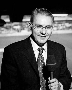 Se nos fue José Ángel de la Casa. Célebre narrador de las retransmisiones de fútbol en España durante 30 años (1977-2007). Dos generaciones crecimos viendo el fútbol con sus comentarios. Nuestras condolencias a familiares y amigos. Descanse en paz. 🕊️

“Es un ejemplo de valor,