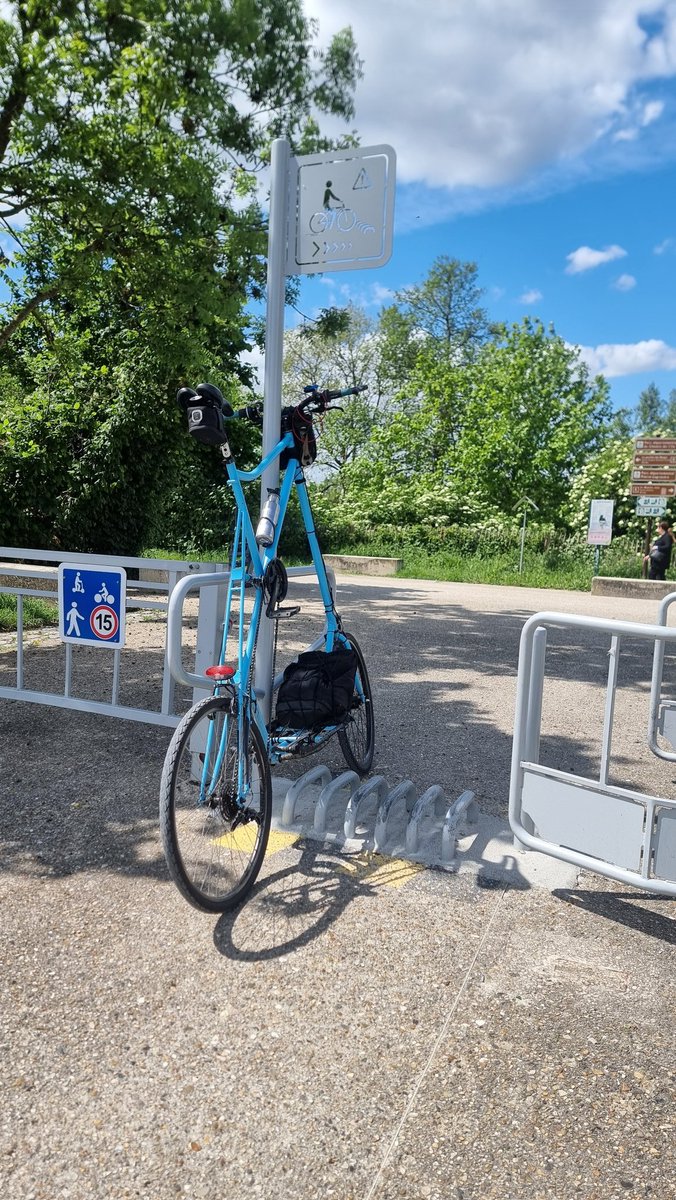 J’ai pu tester ce nouveau système anti deux-roue à Nanterre. Je valide, ça passe en tall bike, même en hauteur, et ça passerait sans problème avec mon vélo de voyage avec sacoches.
Quelqu'un a déjà essayé avec un cargo ou tricycle?
Je verrais bien ça sur l’Eurovelo 3!