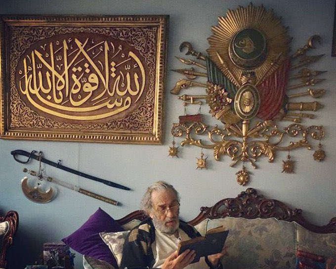 Gayemiz şahıs değil, şahısta tecelli eden dava.
Büyük dava adamı, Osmanlı müdafii,
Rahmet ve minnetle yad ediyoruz.
#KadirMısıroğlu