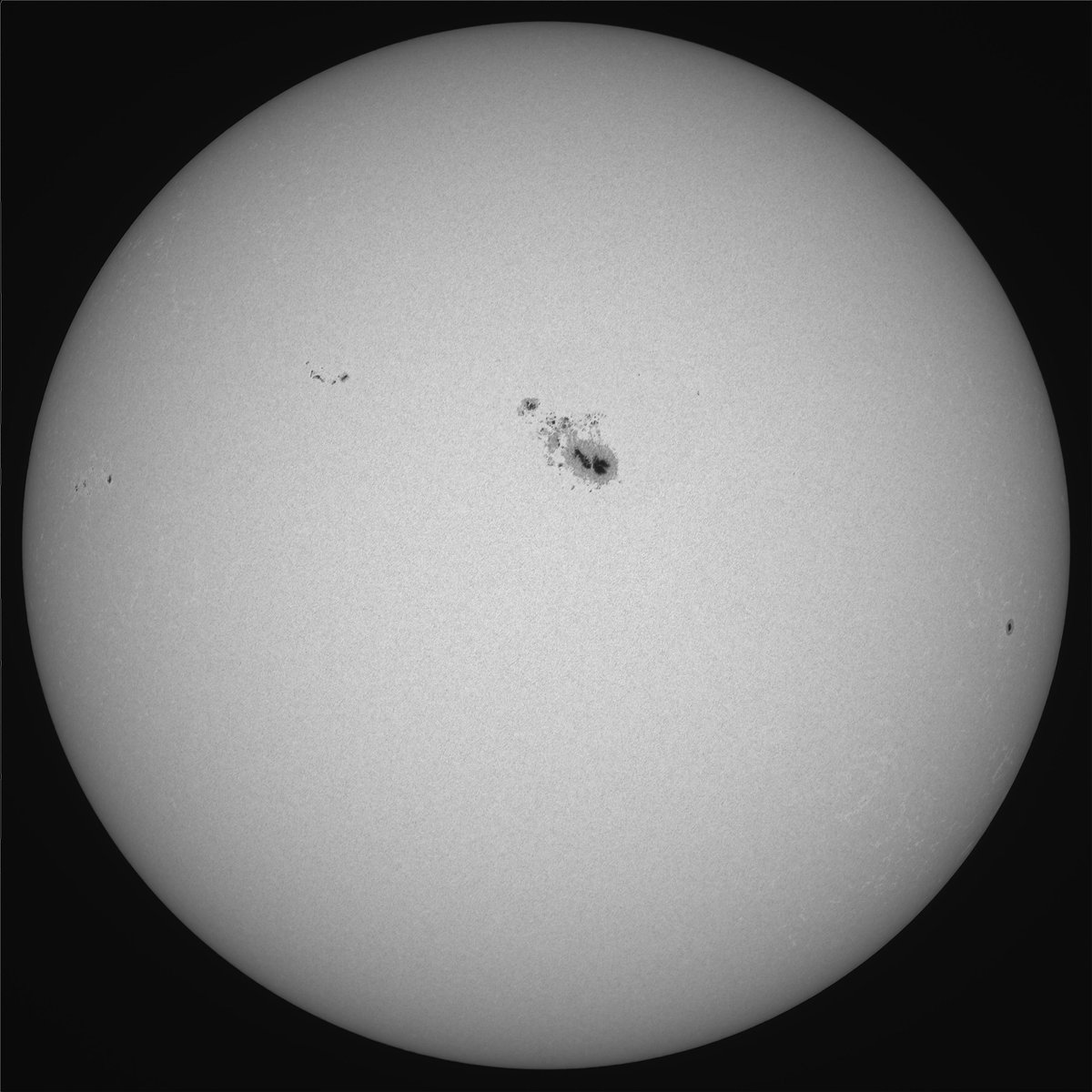 明日は、昼の星見会＆夜の星見会ですが、天気が心配です。 代わりに、今日の太陽を載せておきます。 赤色の画像はHα光、白黒は普通の光での撮影です。 大きな黒点があり、その周囲でフレア（小爆発）が起きているようです。