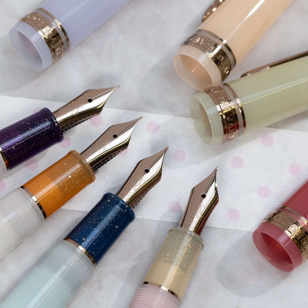 ドライフラワーシリーズ…素敵…💐 ピンクローズ可愛い…ෆ.*・ﾟ天冠の柄