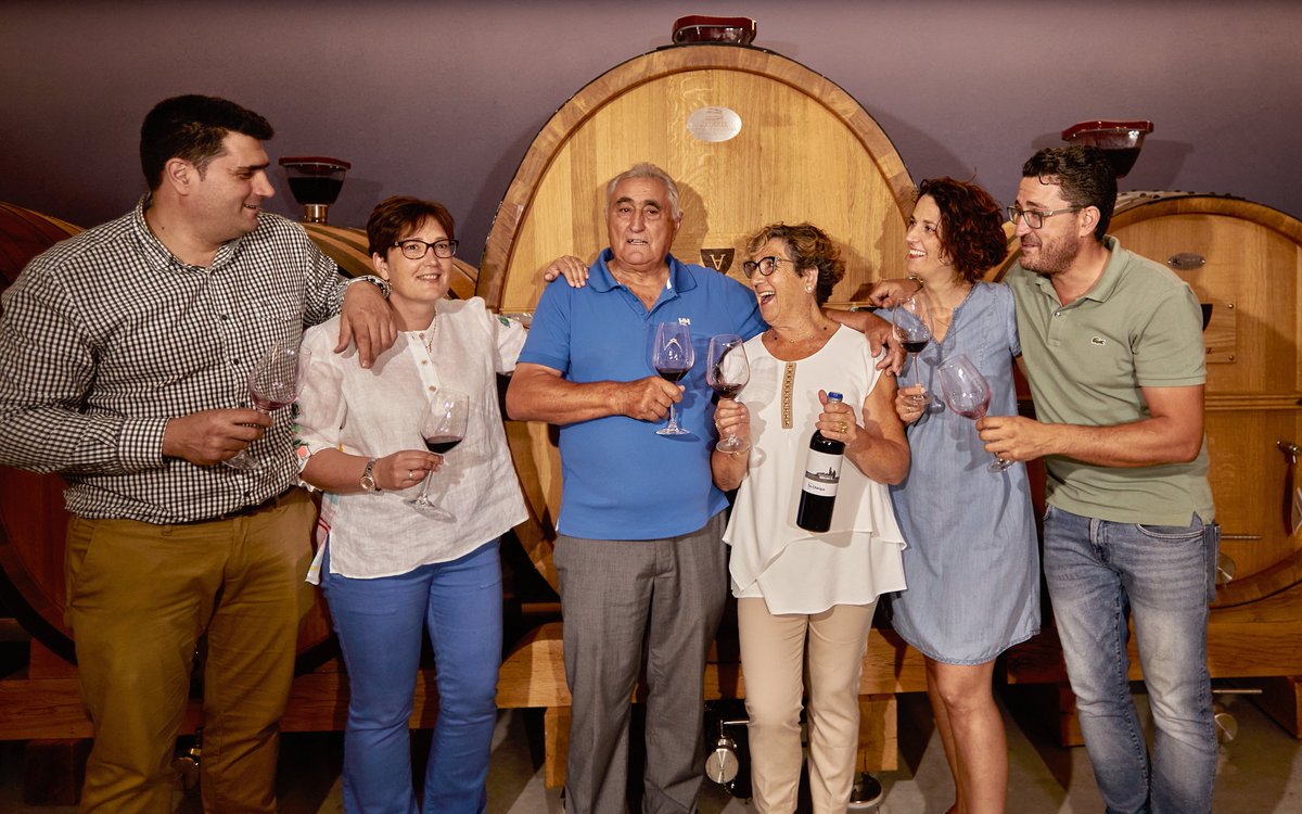 En Valderiz sabemos que el trabajo en equipo es mucho más llevadero, y si ese equipo es tu familia, mejor que mejor.

#valderiz #viñedo #organicwines #riberadelduero #familiavalderiz