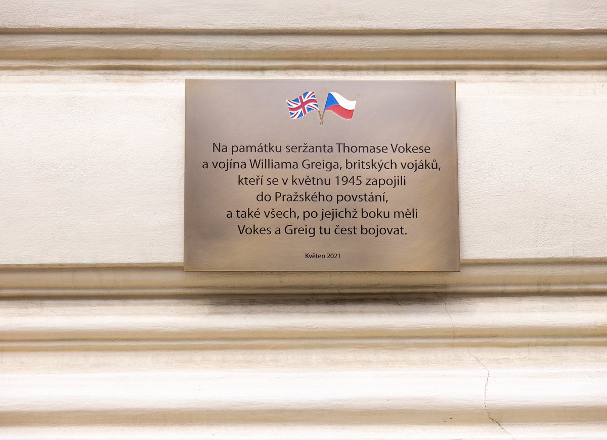 🇨🇿🇬🇧Dnes si připomínáme 80 let od Boje o Český rozhlas, do kterého se zapojili dva Britové, kteří do Prahy unikli ze zajateckého tábora a kteří obelstili 123 členů SS, aby odevzdali své zbraně bojujícím Pražanům.

Jejich odvahu připomíná pamětní deska na škole Na Smetance.