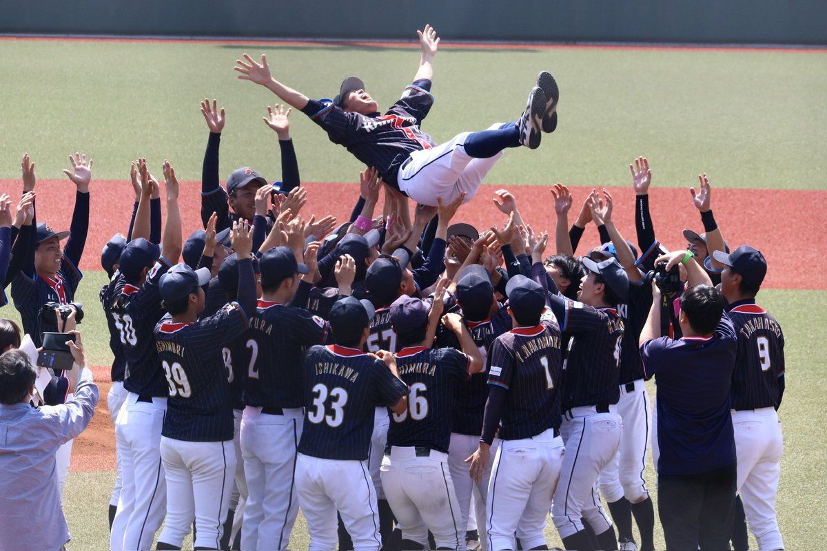 97__926's tweet photo. 去年観に行けなかったから応援10年目の年に初めて全川崎の優勝をこの目で見れた😭😭😭栗田くんと高橋雄大さんがこんなに良い顔してグータッチしてるの最高だし、中嶌さん高橋さんの胴上げはもう本当に言葉が出ない😭😭😭優勝&amp;予選1位通過おめでとうございます😭😭😭👏🏻✨ https://t.co/YDo5ByVcie