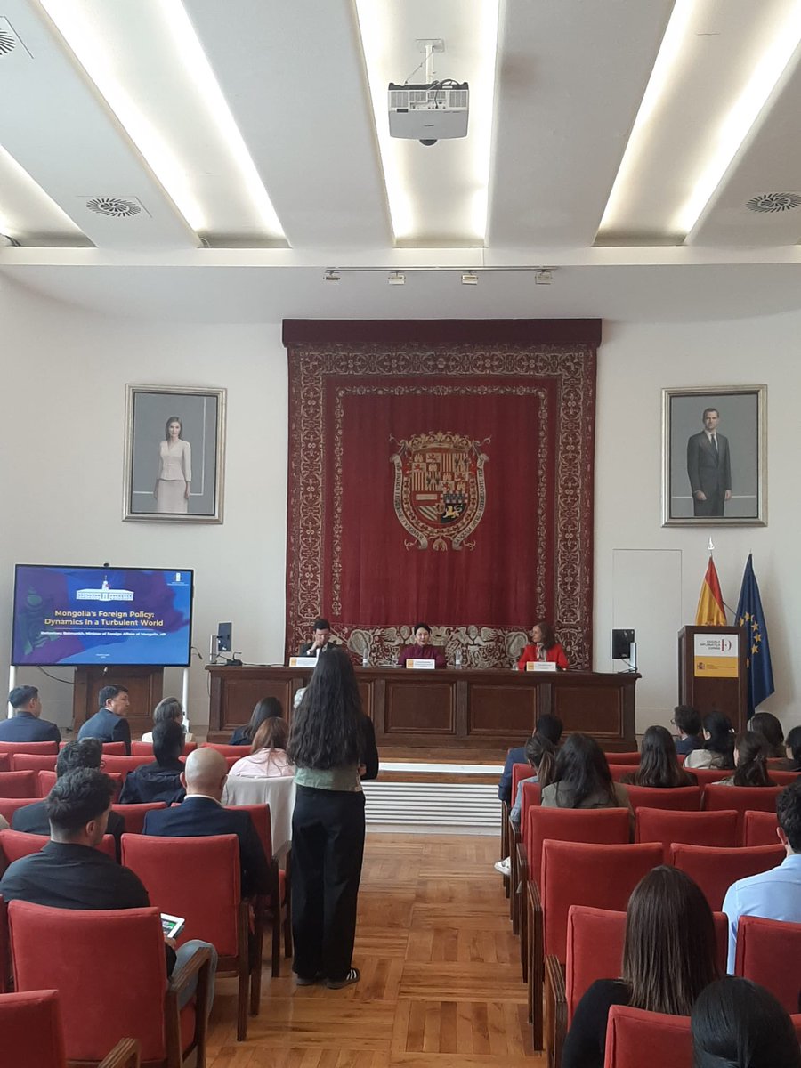 Tras reunión con ministro <a href="/jmalbares/">José Manuel Albares</a>, el pasado 30 de abril la ministra  de AAEE de Mongolia @battsetsegBatm2 explicó a los alumnos de la <a href="/esc_espana/">Escuela Diplomática</a> los objetivos y prioridades de la política exterior de su país.
Muchas gracias por una charla inspiradora.
