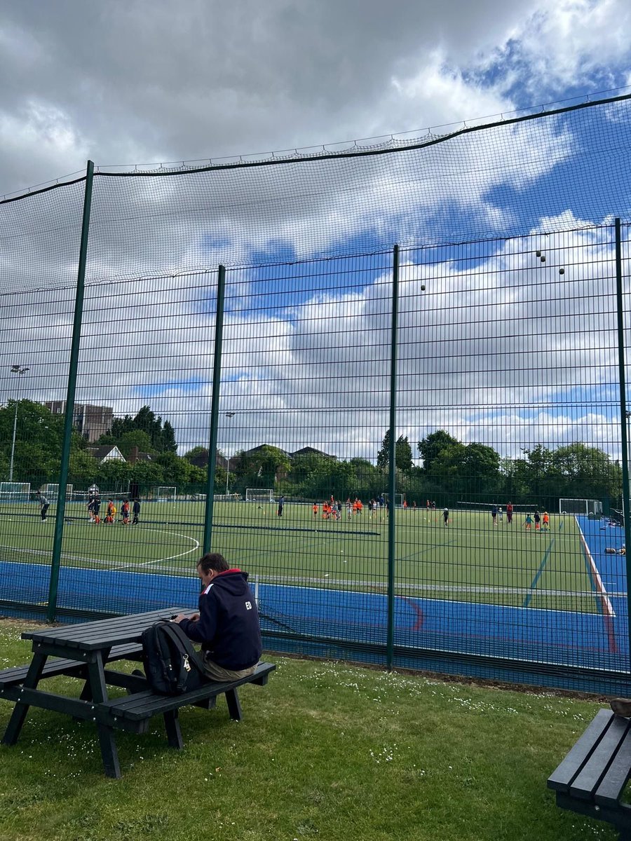 An enjoyable Sunday junior session yesterday! Even depsite the weather not knowing what it was doing, our coaches did💥🏑