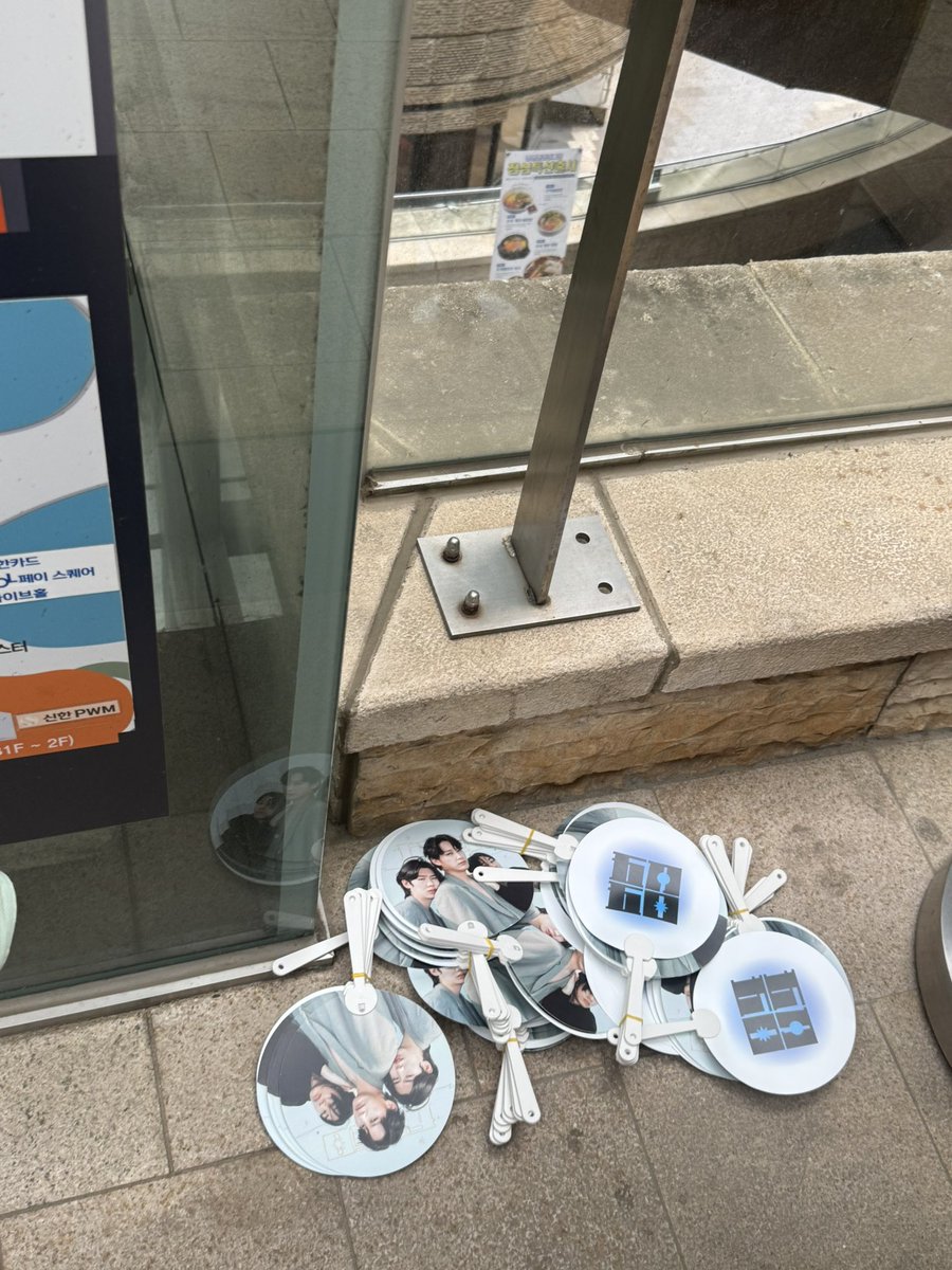 2층 엘레베이터 입구에 부채 두었읍니다.. 
가져가세용