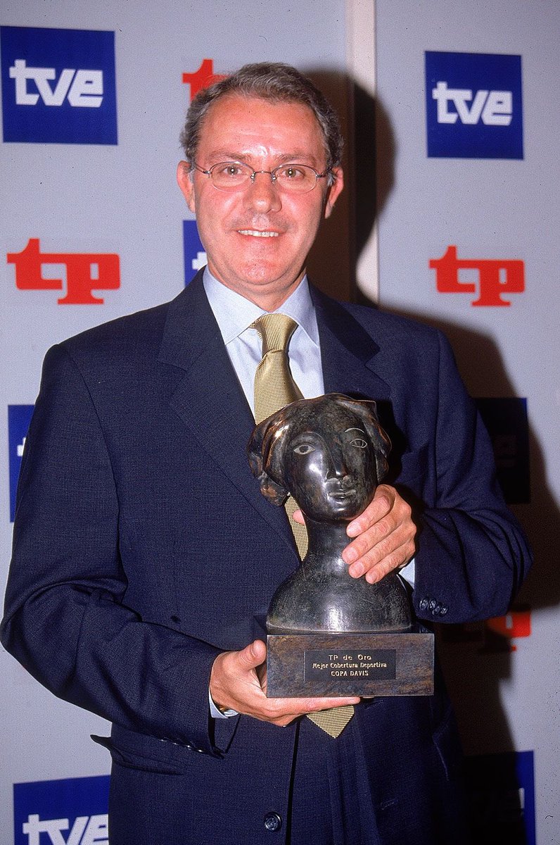 José Ángel de la Casa ha fallecido hoy a los 74 años de edad. 

Nos deja una de las voces de nuestro fútbol.

🖤 Descanse en paz.