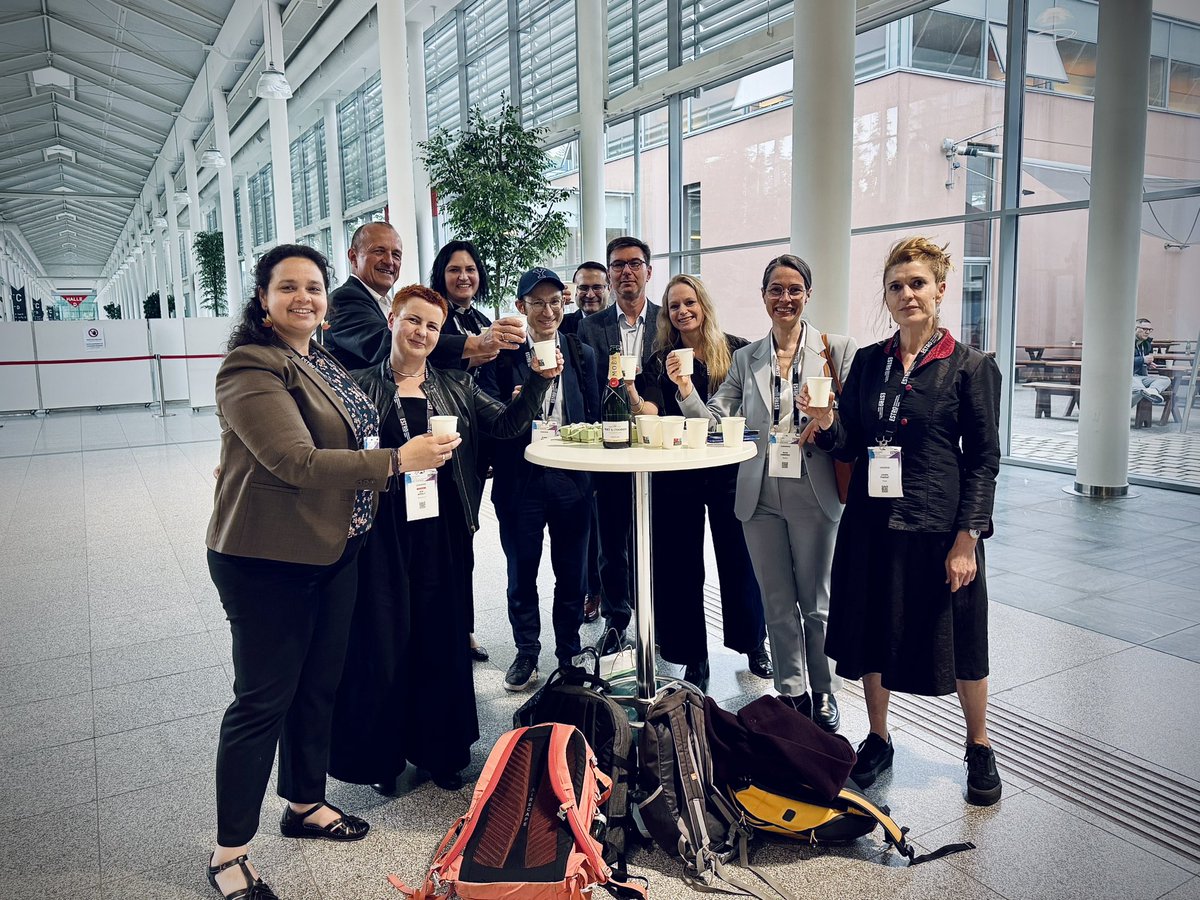 What a way to celebrate a paper! Arnaud Beddok had arranged for chocolate and champagne for the whole co-author group to mark the acceptance of a large review paper for publication. Way to set the bar high for future papers 😅 #ESTRO25 #radonc #medphys