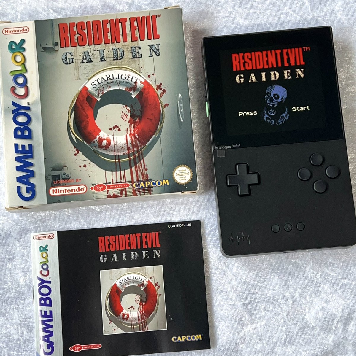 BluemanSL's tweet photo. Zum heutigen #retromontag gibt es auch mal wieder einen Beitrag von mir.
Heute das schöne Resident Evil Gaiden für den #Gameboy Color. Gespielt wird diesmal auf den Analogue Pocket.
#ResidentEvil #AnaloguePocket #retro #retrogaming https://t.co/BwhxfBulBM