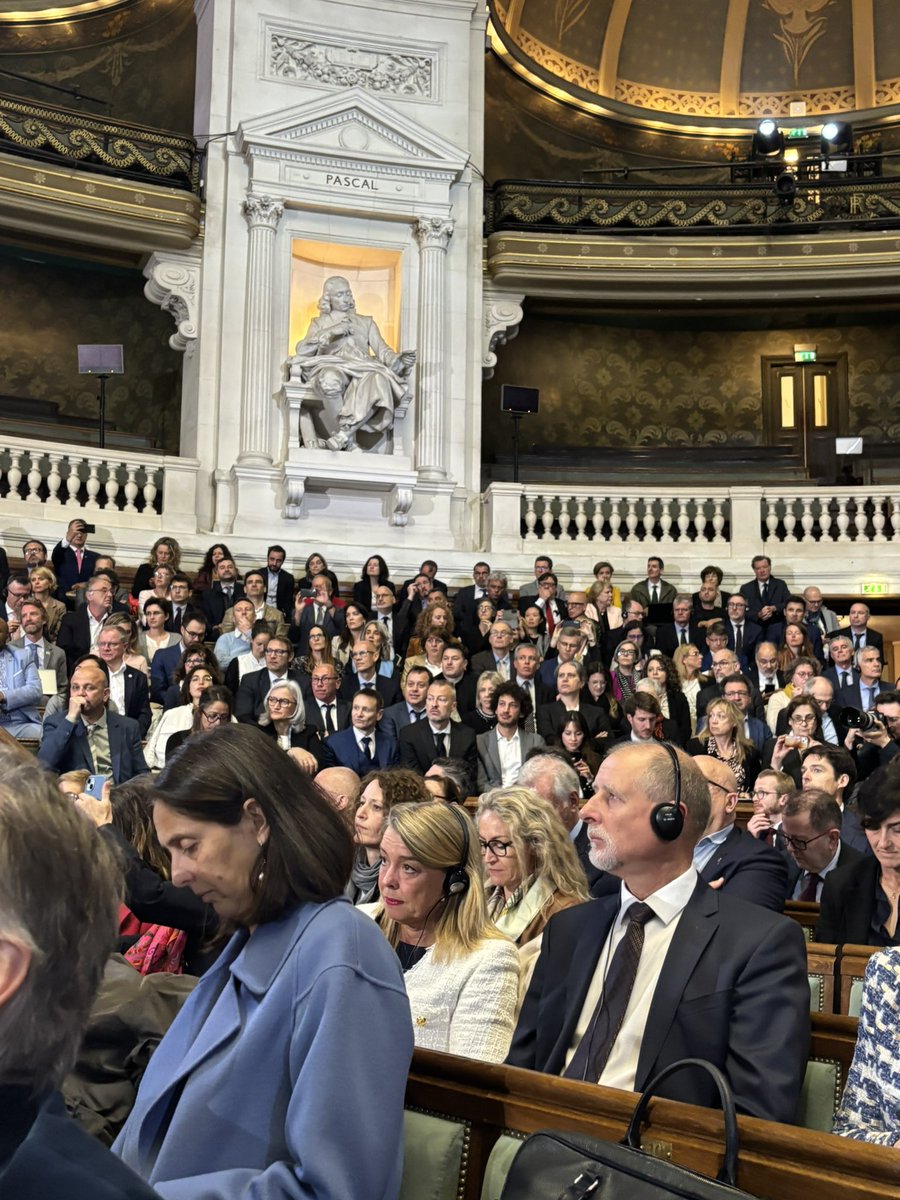 EZaharievaEU's tweet photo. I am in Paris today to open the conference “Choose Europe for Science”.  

We want to be a Union that fosters and protects knowledge where global talent can thrive.
#ChooseEurope https://t.co/CfJ2jAiwn4
