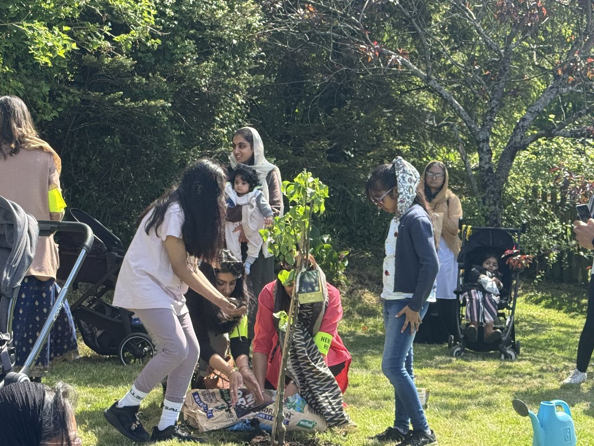 AbiReader's tweet image. Huge pleasure to join Rakesh, Anoup &amp;amp; their Hindu community to celebrate &amp;amp; bless their new farm
Local farmers joined them in a momentous occasion to ‘reconnect with their farming roots’.
The youngsters planted 🍎 🍐 trees in the garden
The 1st Hindu farm in 🏴󠁧󠁢󠁷󠁬󠁳󠁿
#farmingcommunity