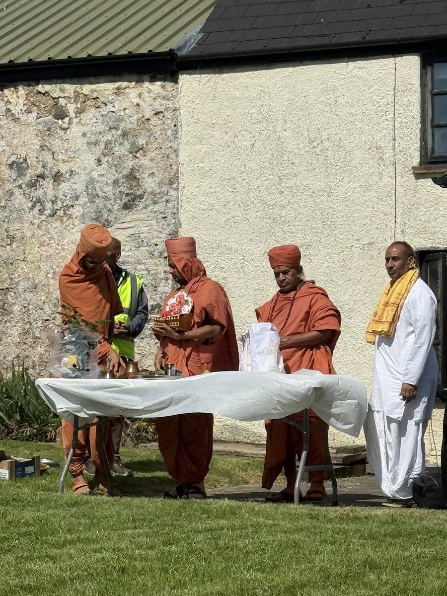AbiReader's tweet image. Huge pleasure to join Rakesh, Anoup &amp;amp; their Hindu community to celebrate &amp;amp; bless their new farm
Local farmers joined them in a momentous occasion to ‘reconnect with their farming roots’.
The youngsters planted 🍎 🍐 trees in the garden
The 1st Hindu farm in 🏴󠁧󠁢󠁷󠁬󠁳󠁿
#farmingcommunity