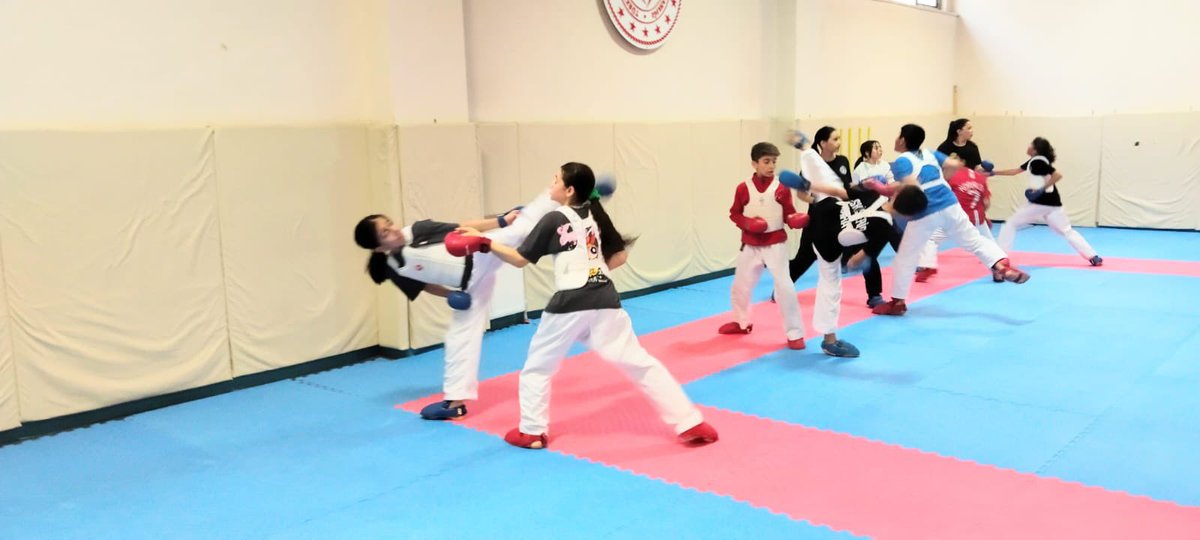 GSB_Eskisehir's tweet image. Karate sadece spor değil, bir yaşam biçimi🥋💥

Şehit Anıl Gül Spor Salonu’nda karate antrenmanlarımız tam gaz devam ediyor🥋🔥

Tekme var, yumruk var, ter var ama pes etmek yok💪👍

@gencliksporbak @oa_bak 
#Karate #KarateDo #AntrenmanZamanı #ŞehitAnılGülSporSalonu #FightSpirit