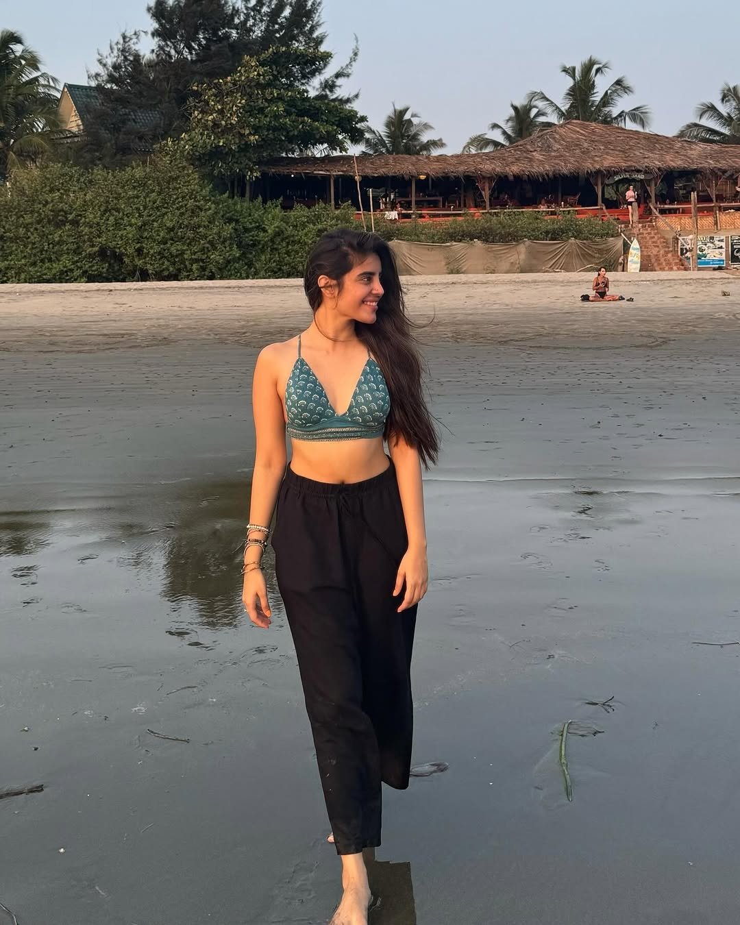 GqK9HtIaoAAYcbW?format=jpg&name=large