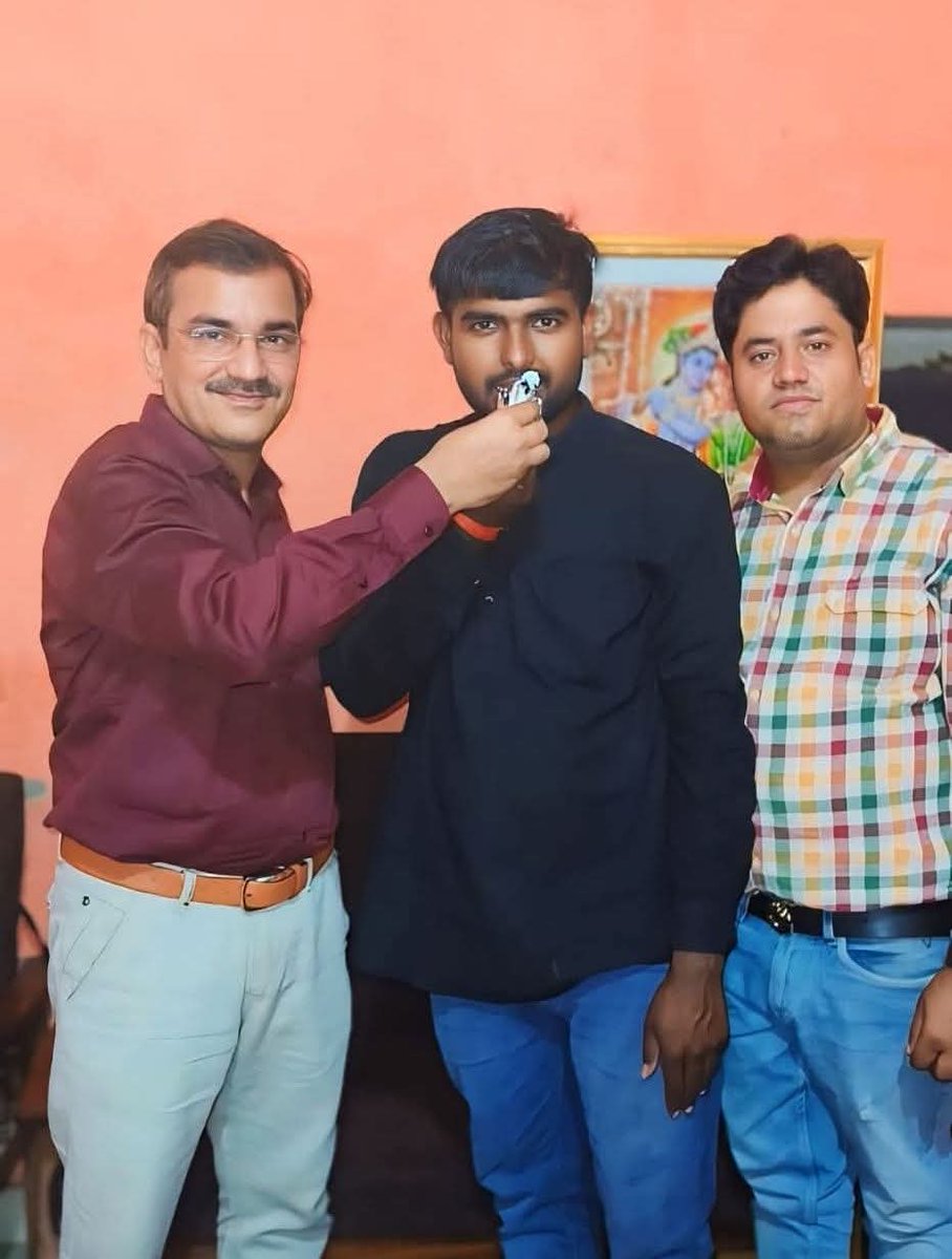 Arjun kashyap (@arjun7434) on Twitter photo #चित्रकूट वरिष्ठ #पत्रकार बड़े भैया #सत्यप्रकाश द्विवेदी चित्रकूट प्रेस क्लब #अध्यक्ष जी को #जन्मदिन की #हार्दिक #शुभकामनाएं एवं #बधाई🎂💐
#Happybirthday
<a href="/Satyaprakashckt/">Satyaprakash Dwivedi</a>  <a href="/ChitrakootDm/">DM Chitrakoot</a> <a href="/chitrakootpol/">Chitrakoot Police</a> <a href="/Dewarva/">ADV ANIL DEWARVA अधिवक्ता अनिल देवरवा</a> <a href="/Abhimanyu1305/">Abhimanyu Singh Journalist</a> <a href="/AnandShuklaMLA/">Aanand Shukla - आनन्द शुक्ला</a> <a href="/Anilpradhan01/">Anil Pradhan</a> <a href="/Anujyadav166/">Anuj Singh Yadav</a> #चित्रकूट वरिष्ठ #पत्रकार बड़े भैया #सत्यप्रकाश द्विवेदी चित्रकूट प्रेस क्लब #अध्यक्ष जी को #जन्मदिन की #हार्दिक #शुभकामनाएं एवं #बधाई🎂💐
#Happybirthday
<a href="/Satyaprakashckt/">Satyaprakash Dwivedi</a>  <a href="/ChitrakootDm/">DM Chitrakoot</a> <a href="/chitrakootpol/">Chitrakoot Police</a> <a href="/Dewarva/">ADV ANIL DEWARVA अधिवक्ता अनिल देवरवा</a> <a href="/Abhimanyu1305/">Abhimanyu Singh Journalist</a> <a href="/AnandShuklaMLA/">Aanand Shukla - आनन्द शुक्ला</a> <a href="/Anilpradhan01/">Anil Pradhan</a> <a href="/Anujyadav166/">Anuj Singh Yadav</a>