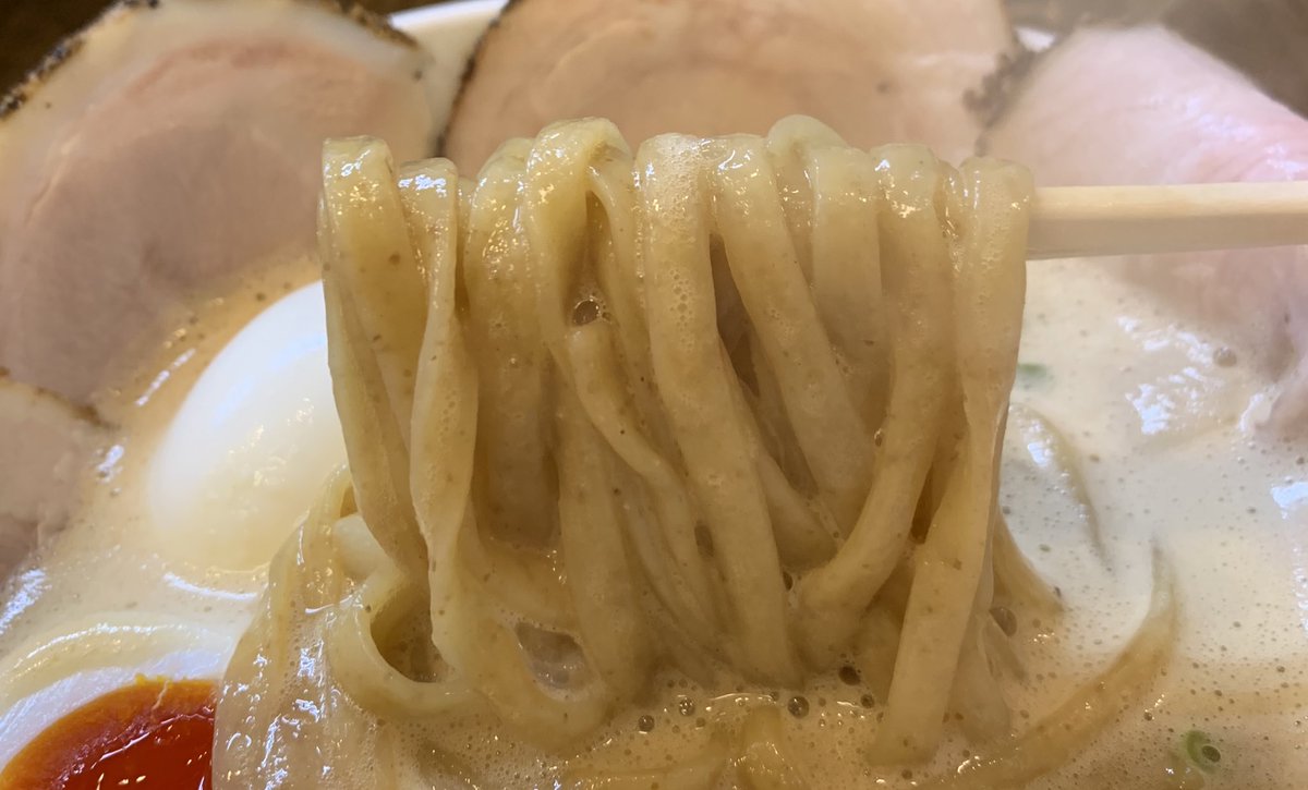 ラーメン家みつ葉(奈良/富雄)さんで「豚CHIKIしょうゆチャーシューメン(大)」を全粒粉平打ち麺で戴きました♪
鶏と豚のクリーミーな動物系スープにモッチモチの極太平打ち全粒粉麺💫✨スープが麺に絡む絡む👍🏻✨旨~~~っ💝旨~~~っ😍旨~~~っ😻堪らんね🐱💕