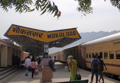 मोकलसर MKSR समदड़ी भीलडी रूट का महत्वपूर्ण स्टेशन यहां से ब्रह्मधाम तीर्थ नाकोडा तीर्थ जसोल माजीसा तीर्थ ओर साथ ही सैकड़ों गांव जुड़े हुवे है इस स्टेशन पर मगर इस स्टेशन का प्लेटफार्म उल्टी दिशा में है प्लेटफॉर्म no 2 पर निकासी द्वार खुलवाए क्योंकि प्लेटफॉर्म 2 की तरफ ही बस स्टैंड