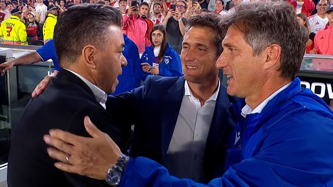 Hombre experimentado folla a dos hermanas gemelas