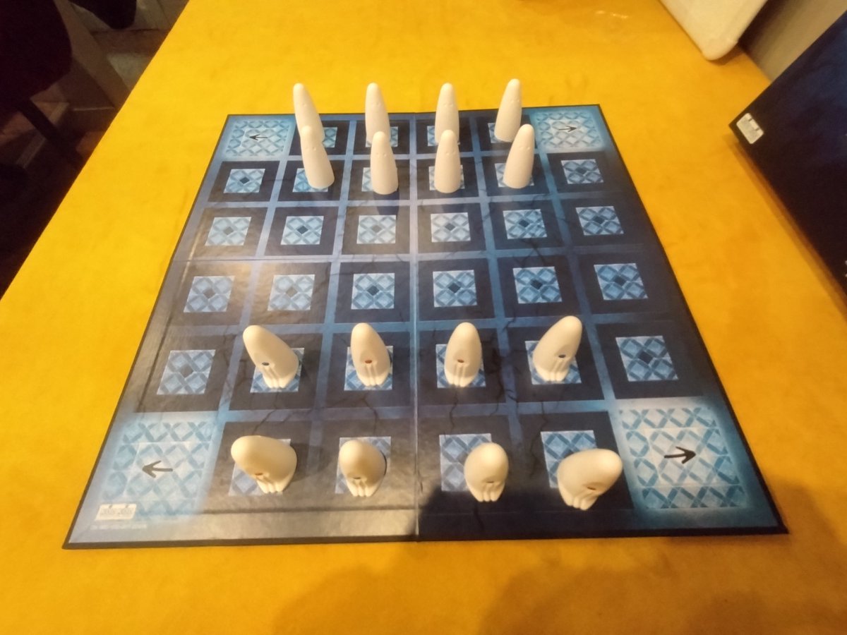 bashicafe's tweet image. 【ばっしーのボドゲ紹介第002号】
〇ガイスター
2種類のおばけ駒を使い相手の良いおばけ全てを取るか自分の悪いおばけを相手に全て取らせるかすることで勝利になるゲームです。
単純なゲームですが思考性は非常に深く初心者からベテランまで楽しく長く遊べるゲームです。
 #ボードゲーム
 #ガイスター