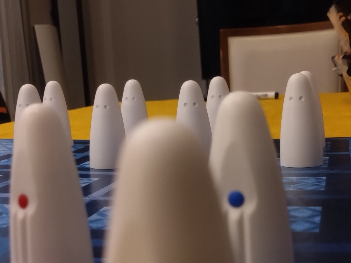 bashicafe's tweet image. 【ばっしーのボドゲ紹介第002号】
〇ガイスター
2種類のおばけ駒を使い相手の良いおばけ全てを取るか自分の悪いおばけを相手に全て取らせるかすることで勝利になるゲームです。
単純なゲームですが思考性は非常に深く初心者からベテランまで楽しく長く遊べるゲームです。
 #ボードゲーム
 #ガイスター