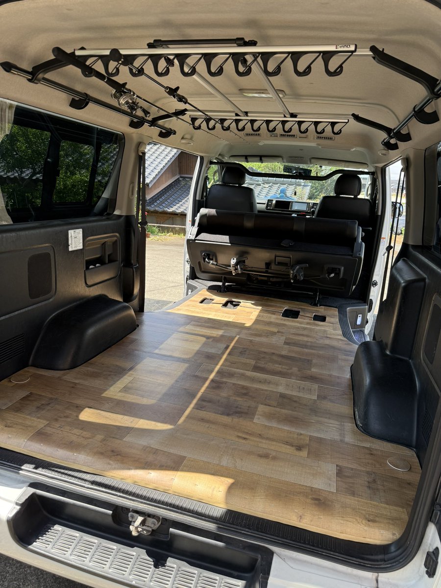 astroken's tweet image. ハイエースの床張り完了😄
こだわりはエンドを丸く削った事。