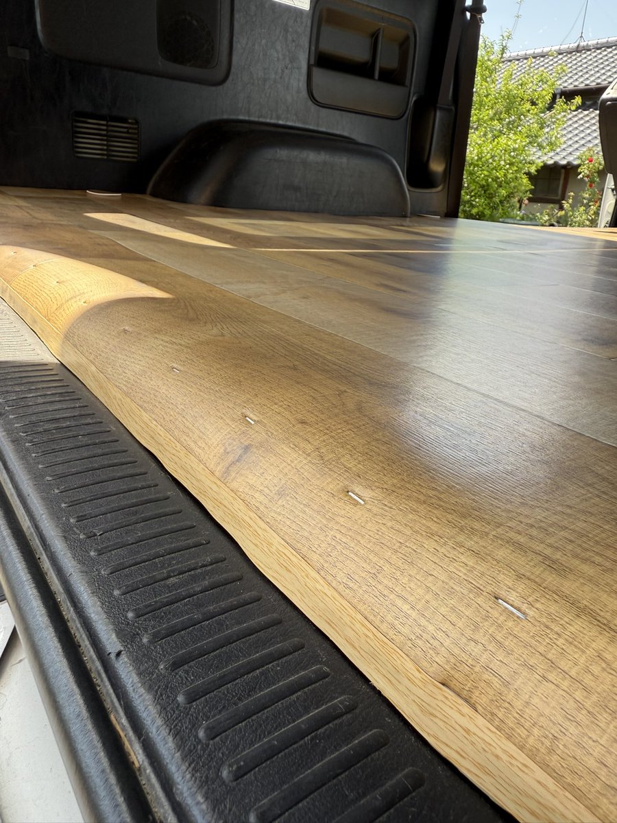 astroken's tweet image. ハイエースの床張り完了😄
こだわりはエンドを丸く削った事。