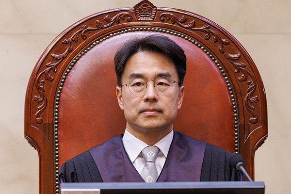 권영준 대법관

서울대 교직공무원 신분으로 대형로펌에서 18억 벌어 (김앤장에서만 10억 가량)

국가공무원 신분이어서, 공무 외 영리 목적 행위에 원칙적으로 종사할 수 없고 겸직을 할 경우 소속 기관장에게 신고해야하나 영리행위가 아니라 판단해 18억 수익을 벌고도 신고하지 않음