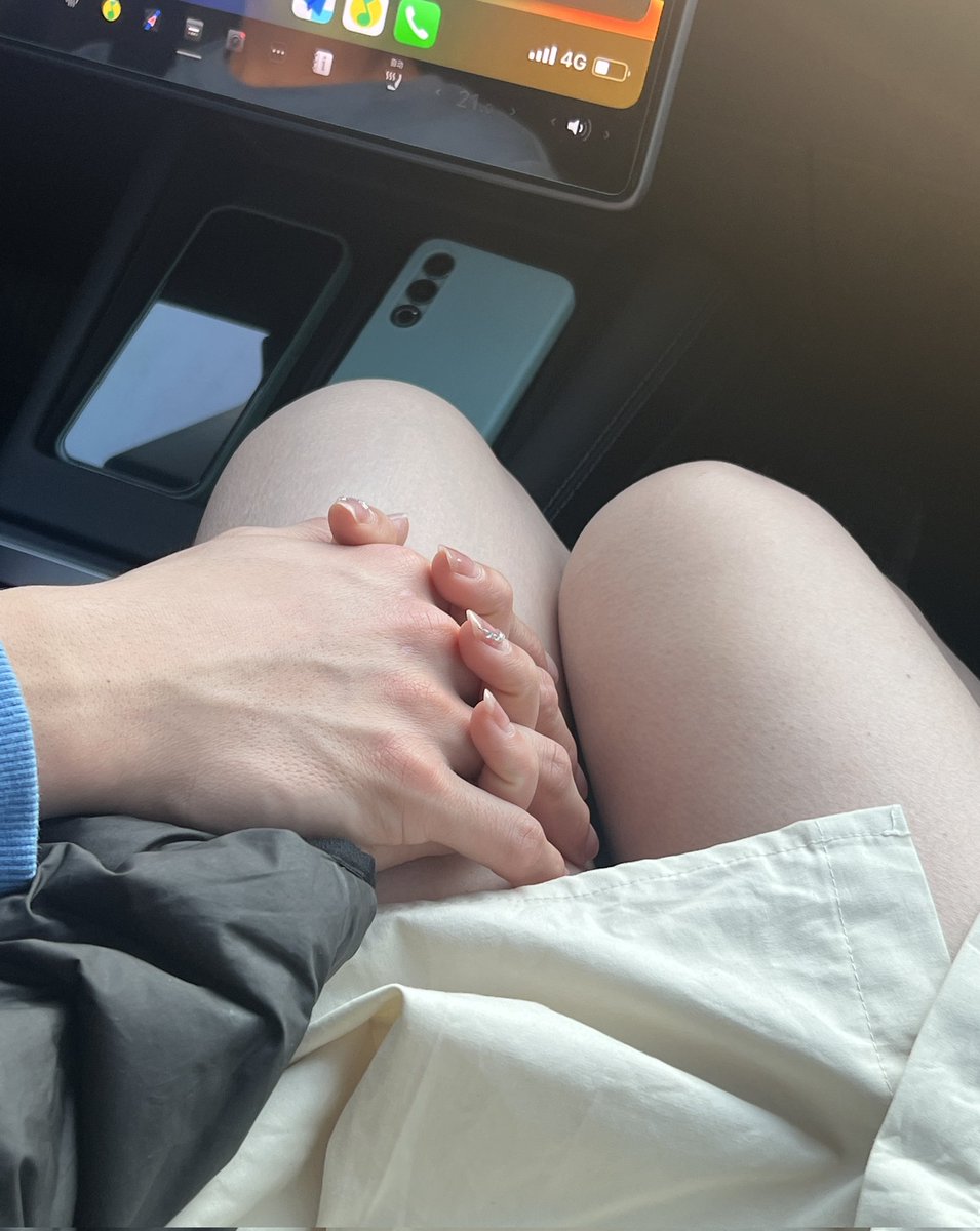 单男弟弟说以前就幻想过能摸我腿没想到成真了

刚见面时单男弟弟说：你好好看，身材好好，腿好白好滑(虽然我知道是礼貌夸奖但还是很开心)
我说：你好年轻啊看着，又高又帅还很乖嘴还甜。
临走之前他还告诉我个小秘密，他说我每次叫他宝宝，他都会硬😂

五一假期也结束了，下次再见咯 https://t.co/fPrLGbZGnM