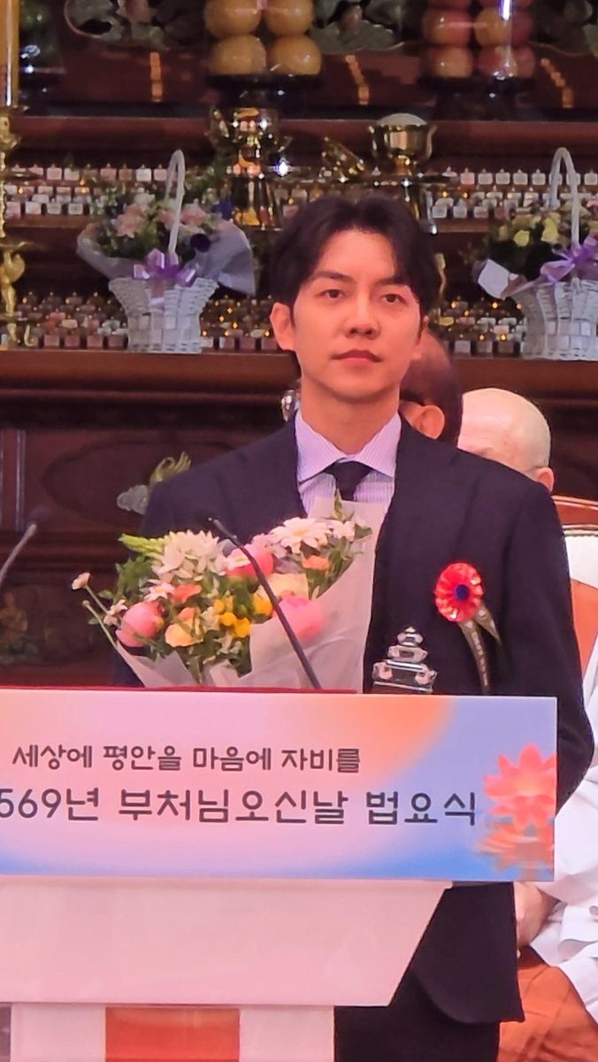 250505 Seunggi Buddha Grand prize ceremony 

Fail to upload here, pls go to this link

youtu.be/MQSuNtxkf-Y?si…

#이승기 #leeseunggi
