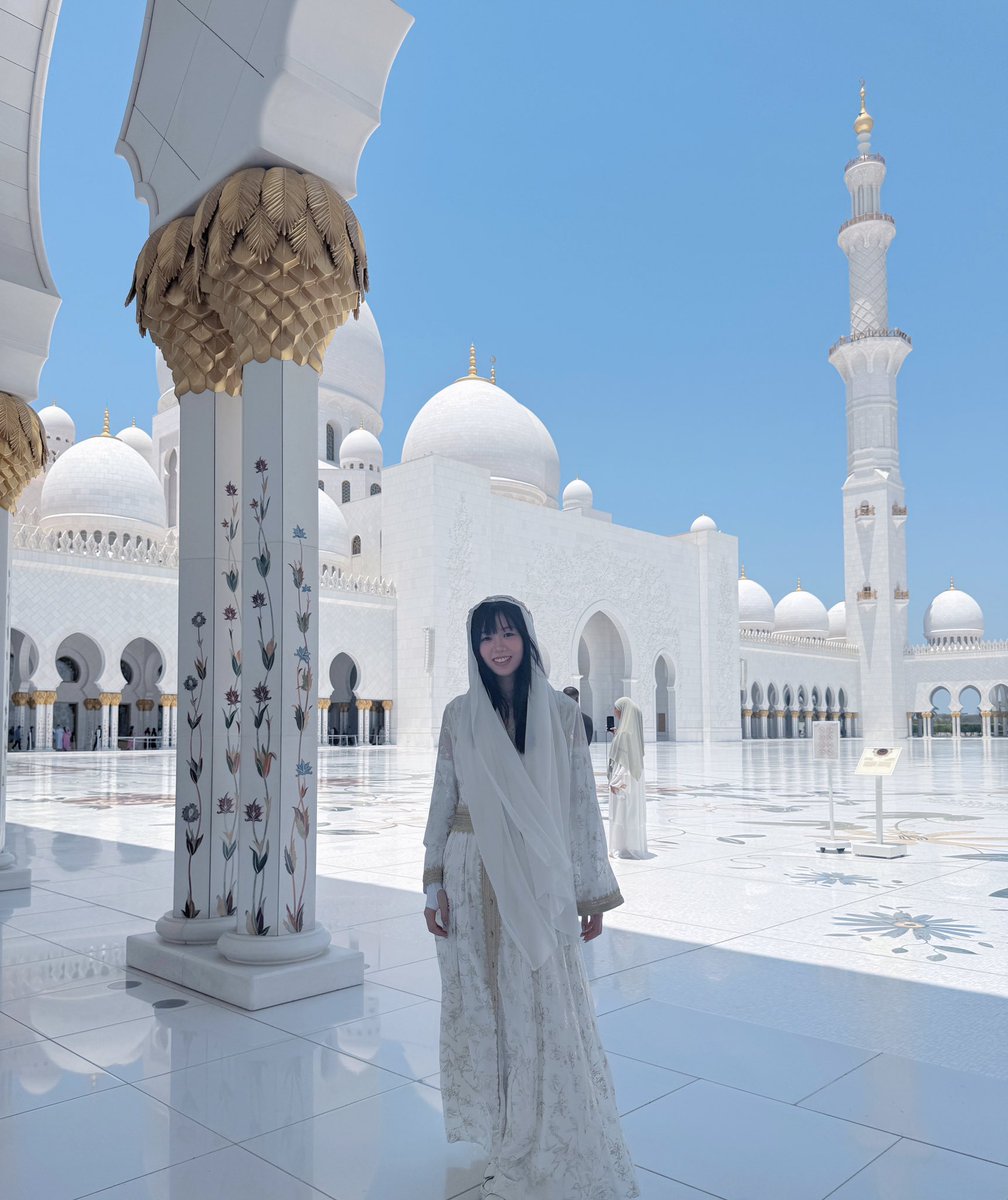 Abu Dhabi Grand Mosque  
Really impressive and magnificent. 

Ending my Token 2049 journey in Abu Dhabi.

阿布扎比 謝赫耶德大清真寺 
到此一遊 📸
係真係幾大幾宏偉 成間白雪雪 
以阿布扎比 結束今次token 2049 之旅