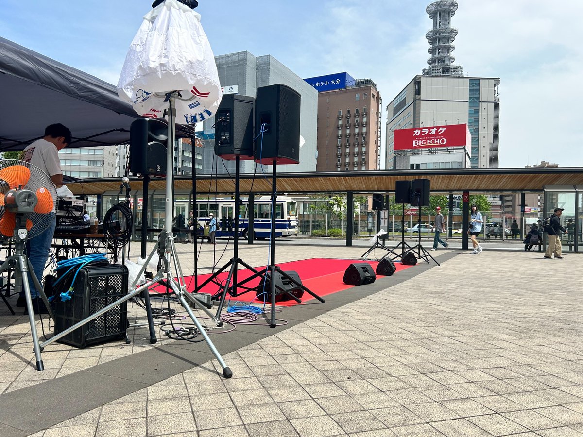Soleil2814's tweet photo. 今日のステージはこちら！
大分駅北口広場のちょい奥の方です👀
屋台もいっぱいなのでまわるの楽しみ😋

暑いので観に来てくれる方はしっかり熱中症対策してくださいね🌞💦

ちなみに野外ステージなので雨天中止☔️とのことで、明日の開催は正直絶望的かも😭
可能なら今日お会いできると嬉しいです🥺
#ふーあす