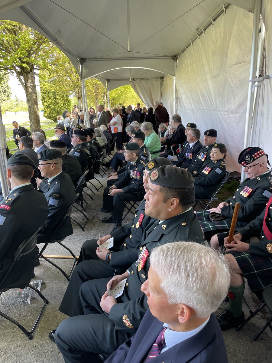 2/ By early May ‘45, Operation Faust would see the Cdns &amp; allies deliver the desperately needed food to ease the famine. By the end of the war, 7600+Canadians would make the ultimate sacrifice to liberate the Netherlands. As the bells rang across Canada &amp; the Netherlands today,..