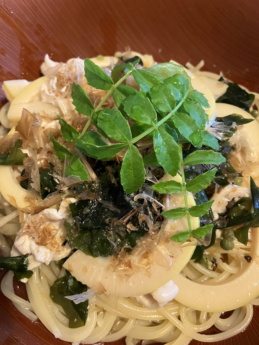 人生史上初、「若竹煮」をパスタにアレンジした…実山椒が弾けて、口の中が山椒風味で充満する幸せ。商業ベースではまず採算取れなさそうな贅沢さ。