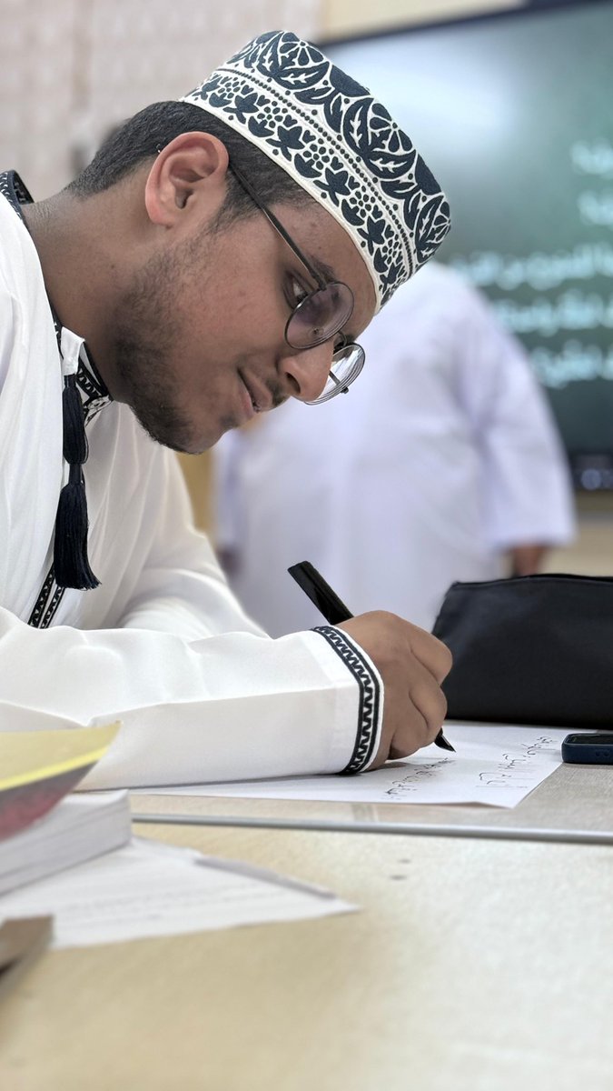 نفذ الأستاذ / عبدالله علوي الكاف معلم أول لغة عربية حصة نموذجية وفقا لاستراتيجيات التعلم النشط لطلبة الصف الثاني عشر.