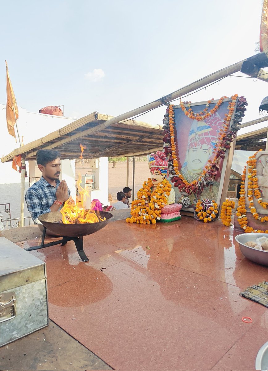 जन-जन के आराध्य, राजस्थान के पाली जिले के चोटिला गांव के सुप्रसिद्ध देवस्वरूप श्री ओम बन्ना सा जी की जयंती पर समस्त प्रदेशवासियों को हार्दिक शुभकामनाएं।

श्री ओम बन्ना सा जी का आशीर्वाद एवं कृपादृष्टि हम सभी पर सदैव बनी रहें।

|| जय श्री ॐ बन्ना सा ||