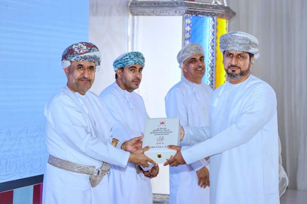 برعاية معالي الدكتور محمد بن ناصر الزعابي الأمين العام بوزارة الدفاع، تكريم الفاضل عثمان المعمري المشرف الأول لوحدة الرياضيات في الحفل السنوي ليوم المعلم لتعليمية شمال الباطنة.
#فعاليات_تعليمية_شمال_الباطنة