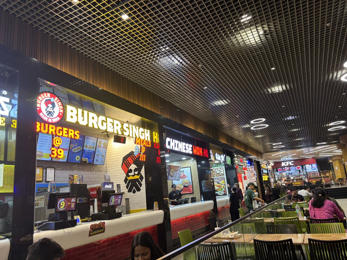 TaroChill's tweet photo. We went to a shopping mall called V3S. It was just like ones in Japan — very big and clean. Amazing!
#India #Japan #V3S #ChillSalaryman https://t.co/KZB6fAiKBe