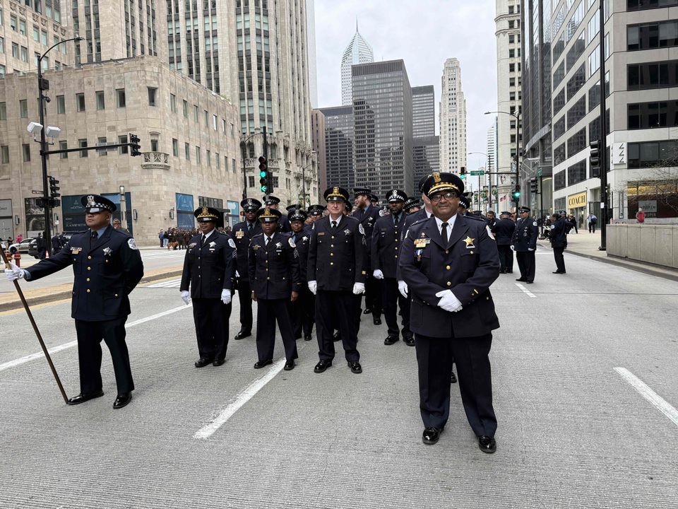 ChicagoCAPS11's tweet image. 🚓 Today, the 11th District proudly marched in honor of our fallen officers at the 93rd Annual St. Jude Parade. 💙

Huge thanks to our amazing Community Organizers, Kita and Tiana, for taking the time out to come and assist with serving breakfast and supporting our officers!