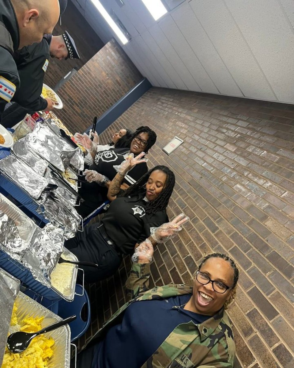 ChicagoCAPS11's tweet image. 🚓 Today, the 11th District proudly marched in honor of our fallen officers at the 93rd Annual St. Jude Parade. 💙

Huge thanks to our amazing Community Organizers, Kita and Tiana, for taking the time out to come and assist with serving breakfast and supporting our officers!