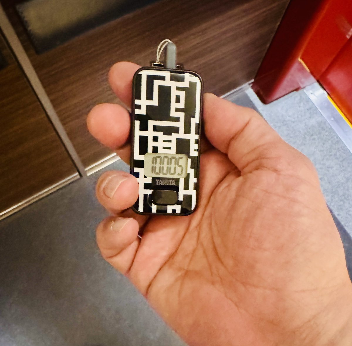 昨日はホテ散歩からステージ終了まで”ホテ散歩計”（3D センサー搭載歩数計）をポケットに入れて歩数を測ってみました。新幹線に乗った時に10000歩だった。（足上げは歩数に入らないのかなぁ？）

#布袋寅泰　#gviiiツアーグッズ