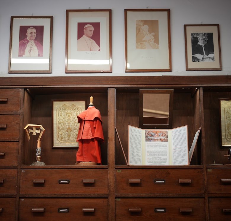 My piece: A tale of two papal tailors in #Rome — one happy, one not so much #conclave #Vatican  theglobeandmail.com/world/article-…