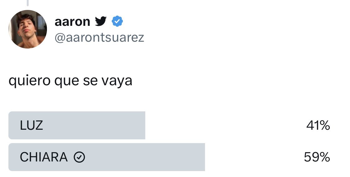 lookingxVAL's tweet image. TENTADA 😭 chiara no gana ni una encuesta de su propio fandom 

#GranHermano