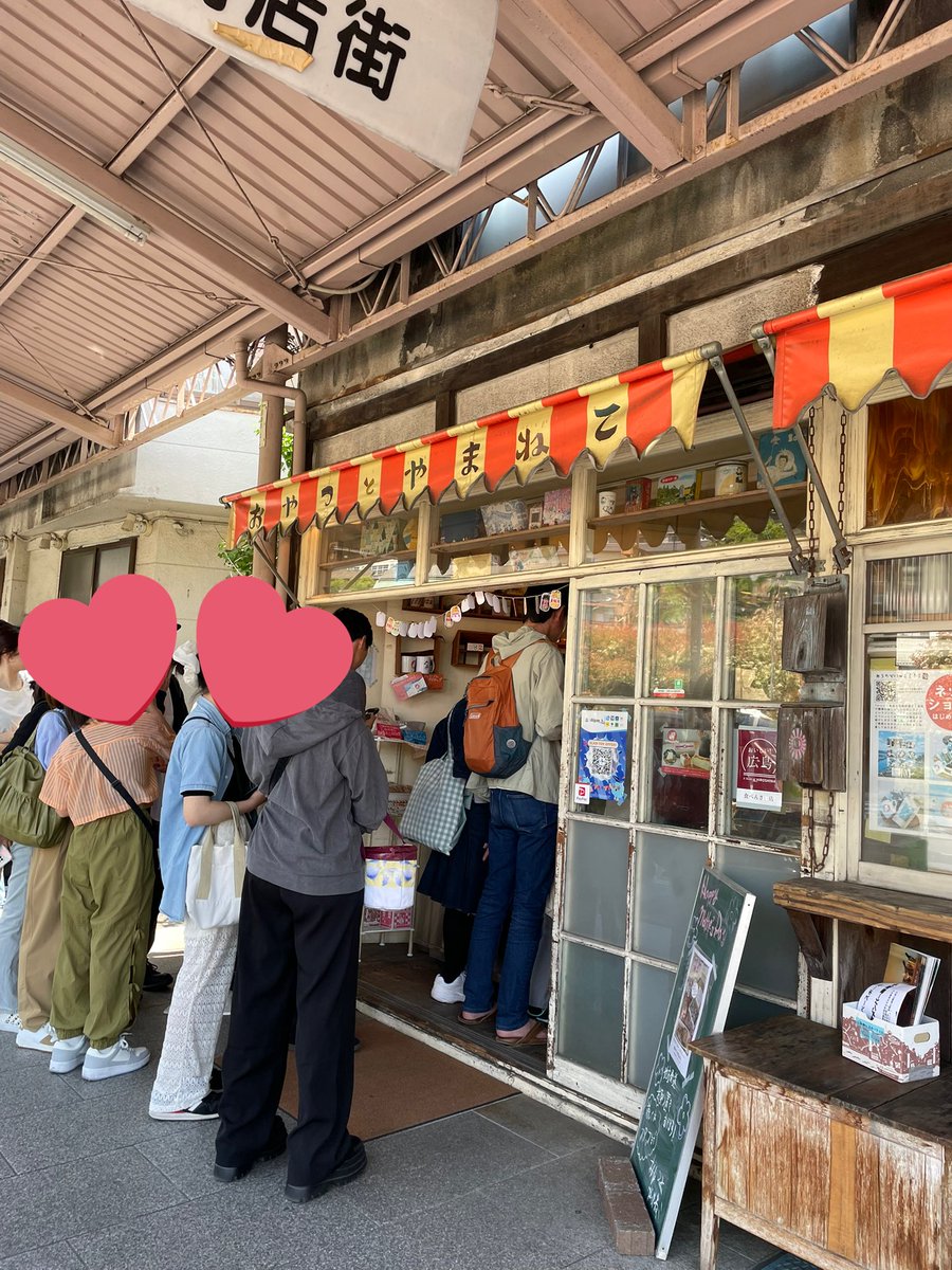 hayaziii's tweet photo. 昨日行ったら15時で売り切れだったから朝から並んだおやつとやまねこ。海を眺めておやつタイム。卵の風味がしっかり感じられる素朴なお味でうまうま。#尾道 https://t.co/feSHKfjxqY