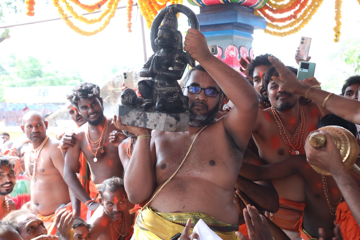 ramavadlaa's tweet photo. శ్రీ ఆంజనేయం🙏🚩
#hanuman #hanumanreels #godreels #hanumanchalisa #saturdayvibes #jaichiranjeeva #instagod #hindu #hanumanji #panchamukhihanuman #bajrangbali #jaishreeram #jaihanuman #lordhanuman #jaishriram #ramayana #ayodhya #shreeram #trendingvibez #viralshort #devotional https://t.co/zztiBhQSoa