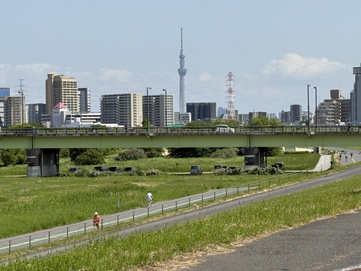 devfuna9's tweet photo. あら、まだサクラさんが！お疲れ様です🫡🌸

隅田川、荒川、五色桜大橋、スカイツリー、、、壮観❗️🎏 https://t.co/sEW9q4OTOq