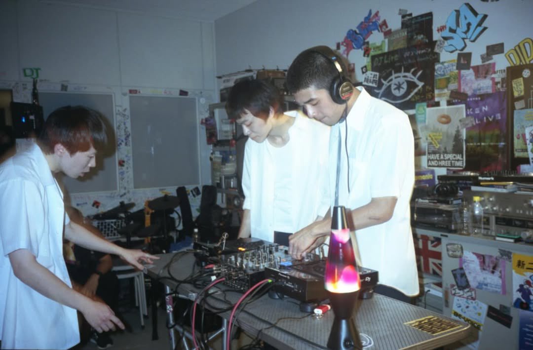 우리는 같은 음악을 듣고
비스듬히 다른 생각을 하고